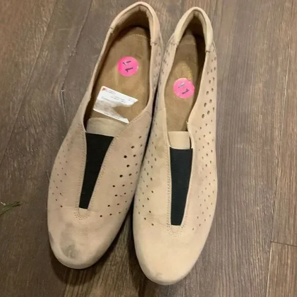 Clarks beige cutaway slip on size 11 comfortable ortho loafers