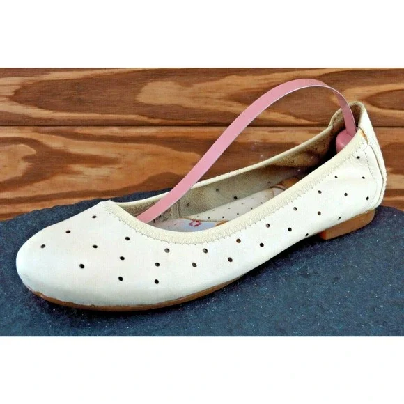 Born Size 5 M Beige Round Toe‎ Ballet Flats Leather Women