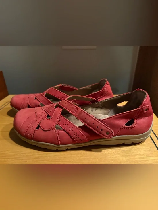 Earth Origins Red Leather Closed-Toe Flats