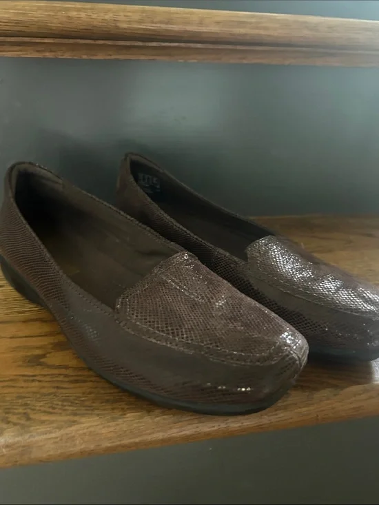 Clarks Cushion soft Women’s Dark Brown Textured Slip-On Loafers 8M/39M