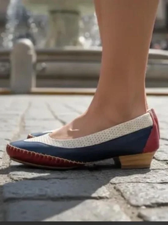 COUROS LINE- Tricolor flats with navy blue, beige, and red color blocking.