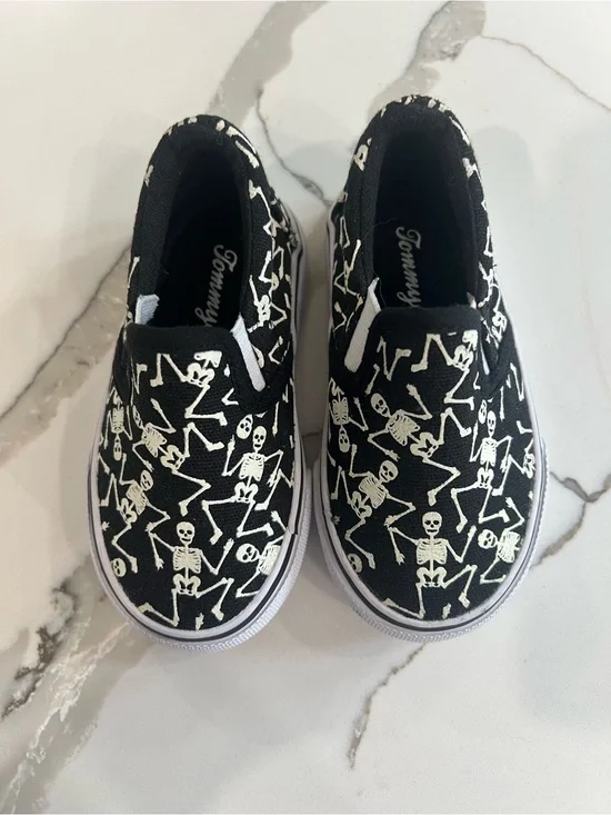 NWOT Toddler Glow In The Dark Shoes! 💀