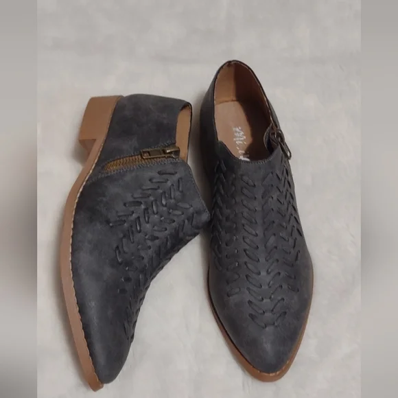Mi.iM Gray and Brown Flats with Textured Design