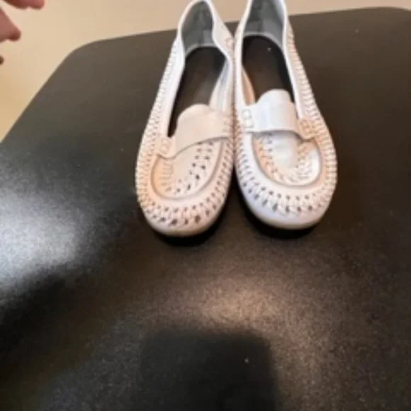 Ilovecomfort size 8.5 white flats