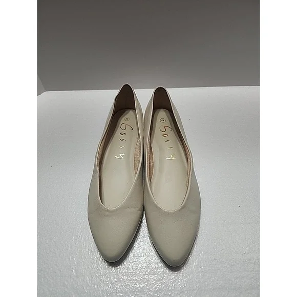 Sassy Beige Flats Size 8w‎