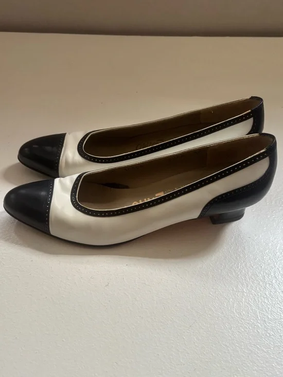 Vintage Salvatore Ferragamo Navy & White Spectator Pumps Heels 7.5 AA
