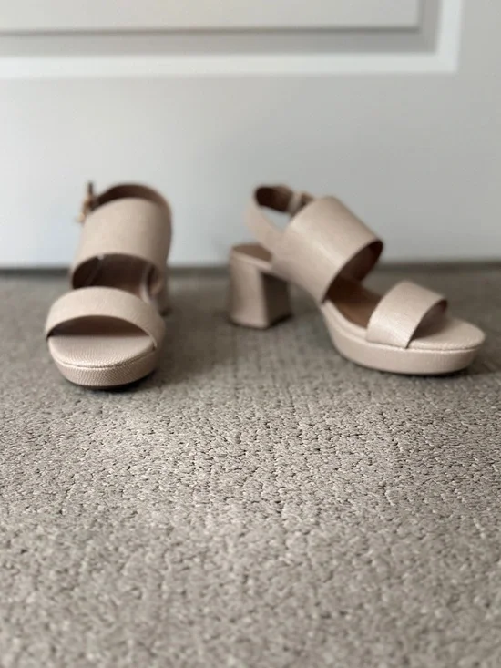 NWOT Women’s Neutral Block Heel Sandals - Beige