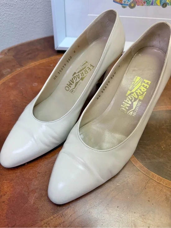 Salvatore Ferragamo Ivory Leather Pointed-Toe Pumps size 8