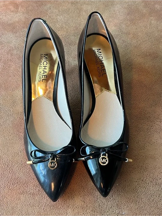 Michael Kors Black Patent Pointed-Toe Heels with Gold MK Charm Bow size 6