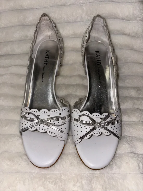 Kathy Van Zeeland White Scalloped Bow Heels with Silver Bow 8M