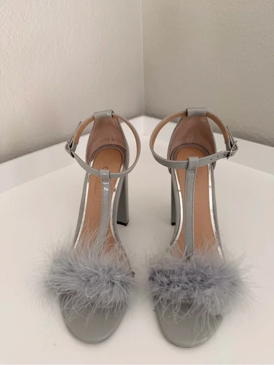 London Dune (Topshop) Light Gray Feather T‑Strap Block Heels