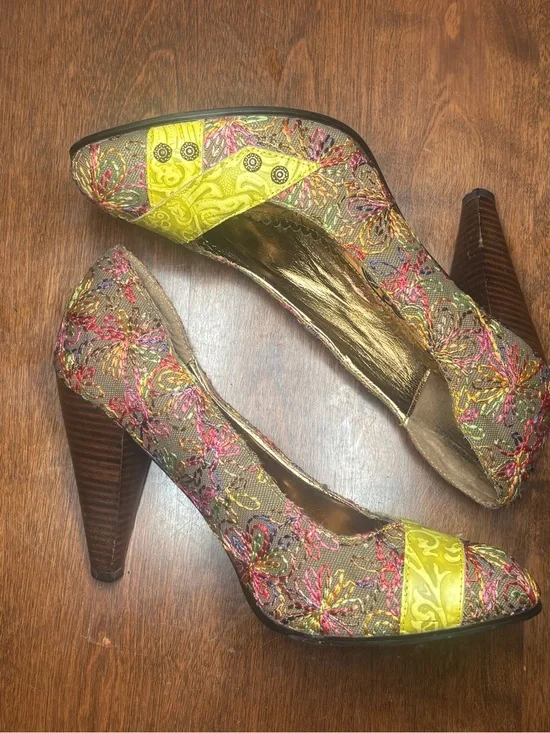 naughty monkey Floral Embroidered Pumps with Yellow Toe and Brown Heel