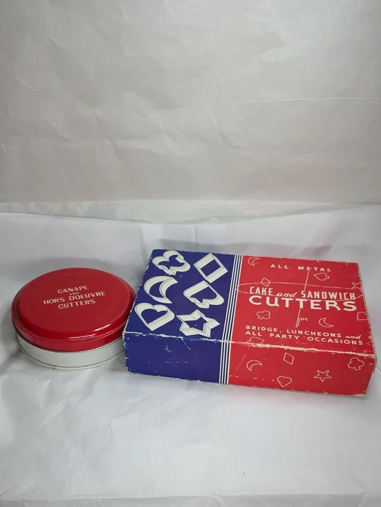 Vintage Red Canapé Hors D'oeuvre, Cake, And Sandwich Cutters