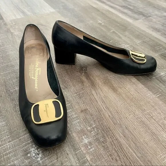 SALVATORE FERRAGAMO navy blue leather heels.