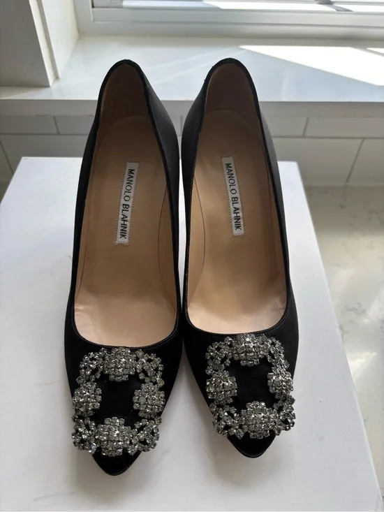 Iconic Black Manolo Blahnik Hangisi Pumps