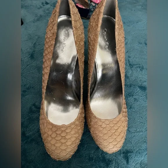 Calvin Klein Women’s Tan Textured Pump