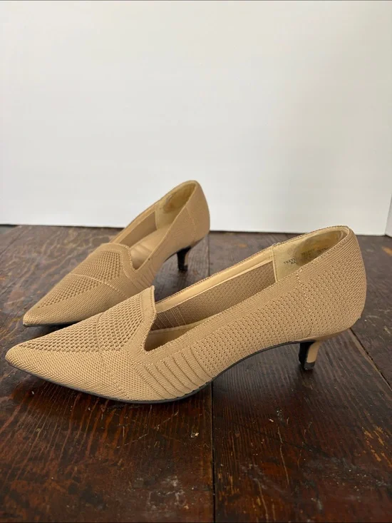 Adrienne Vittadini Skippy Tan Neutral Pointed-Toe Kitten Heel Pumps Flexible 8
