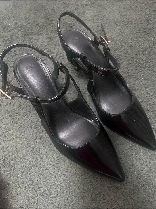 NEVER WORN Amazon Black Patent Pointed Slingback Heels