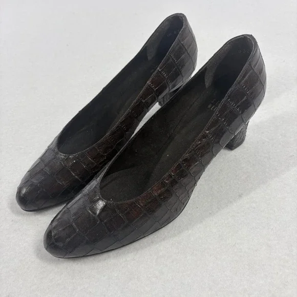 Stuart Weitzman Pumps Womens 6.5 Brown Croc Embossed Leather Round Old Money