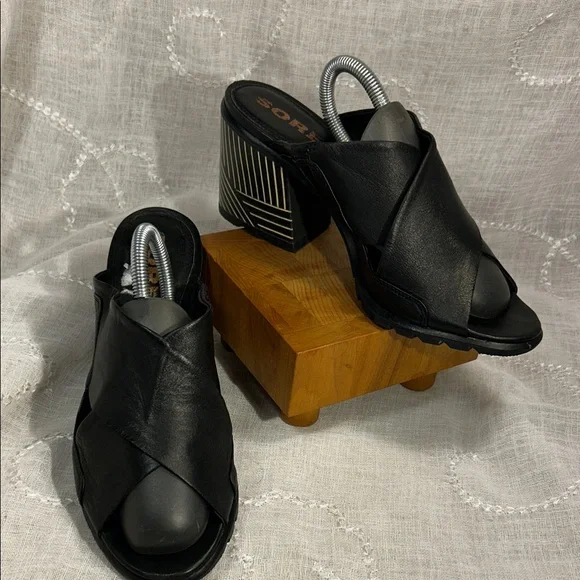 Sorel almost NEW soft glove leather slide in stacked heel sandals