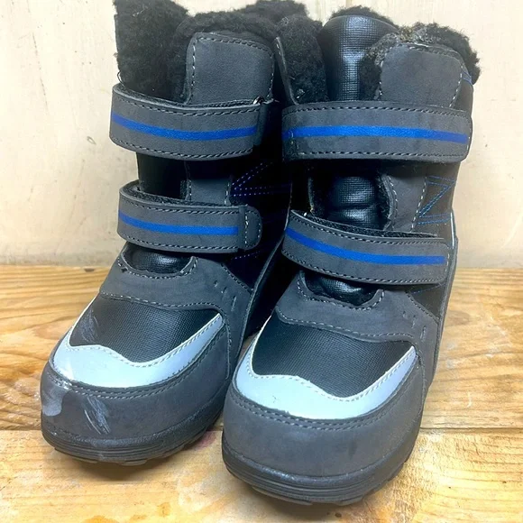 Boys Totes winter /snow boot.  In very good condition. There are some scuffs