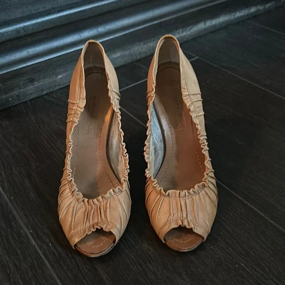 Camel Scrunched Leather heals