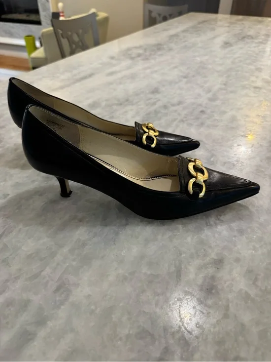 Anne Klein Black Pointed Kitten Heel Pumps with Gold Chain