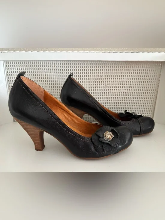 Naya Black Leather Flower Accent Pumps - Sz 8-1/2 - Like New