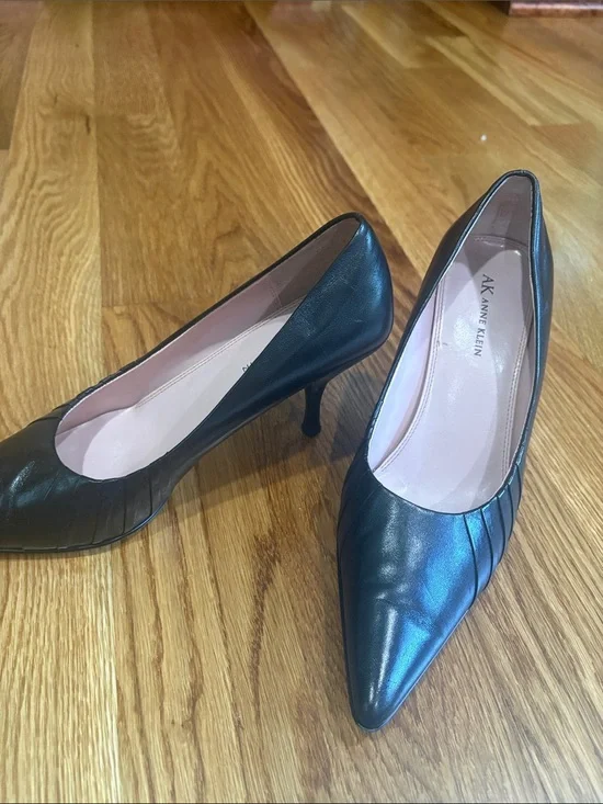 Anne Klein genuine leather Black Pointed Toe Kitten Heel Pumps subtle pleats 9