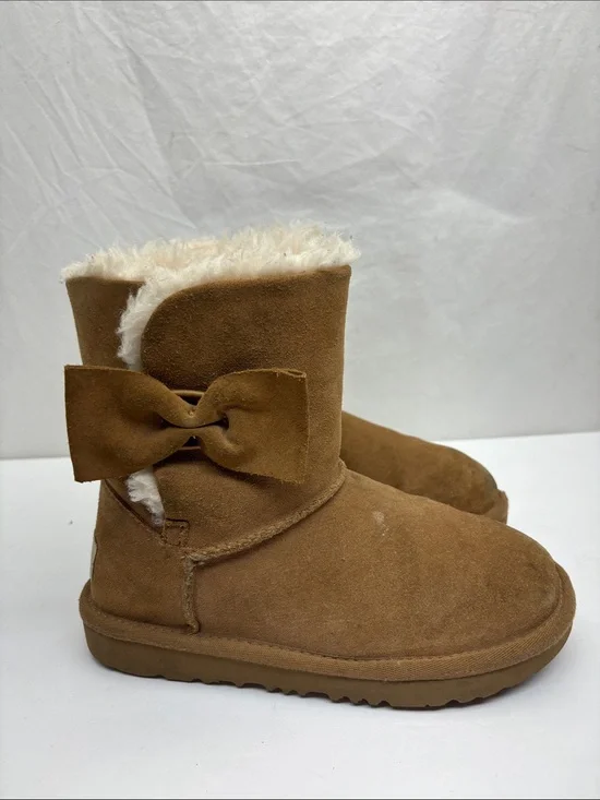 UGG now boots for little girl size 2, box 34