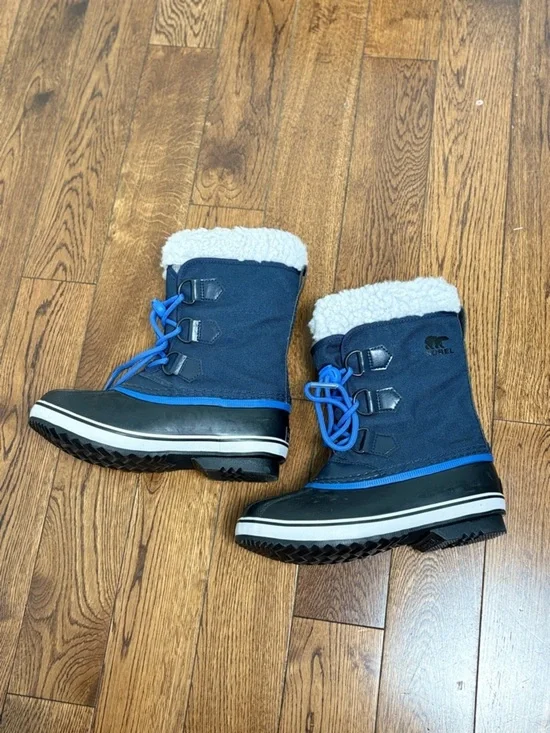 Sorel Youth/ Kids Navy Blue Winter Boots with Shearling Collar Size 2