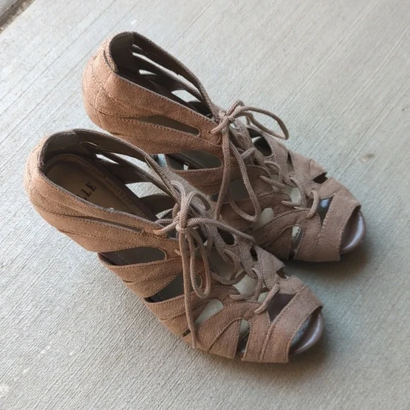 ELLE Sienna Taupe Lace‎ Up 2 inch Heels 6.5