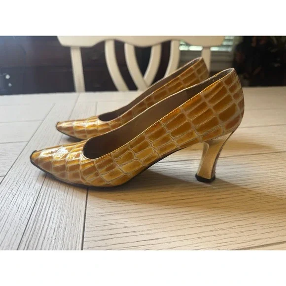 Stuart Weitzman Vintage Brown & Gold Croc Embossed‎ Leather 3