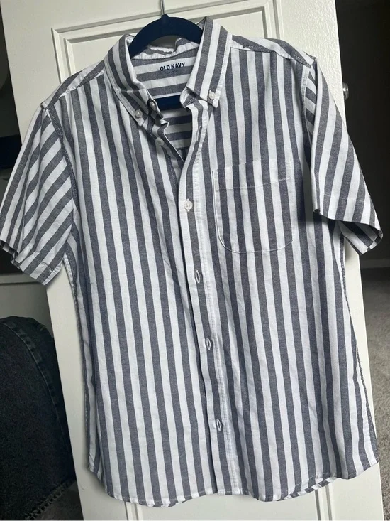Old Navy Men’s Short-Sleeve Vertical Stripe Button-Down in Navy and White