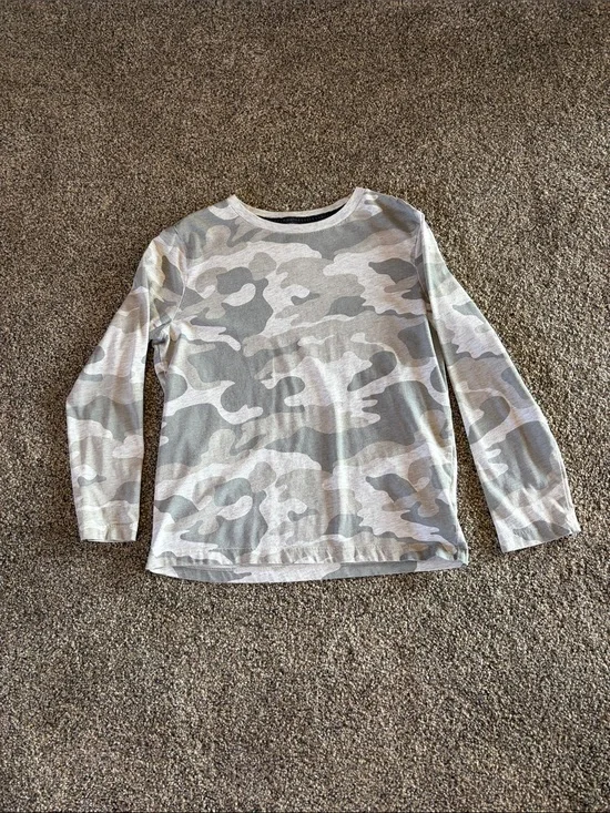 Old Navy Kids Long-Sleeve Camo Tee in Gray & Cream Size 8