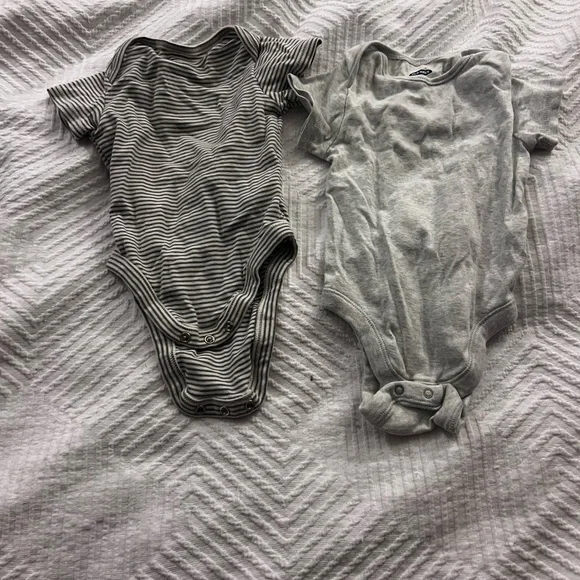Old Navy‎ 6-12 month Onesies