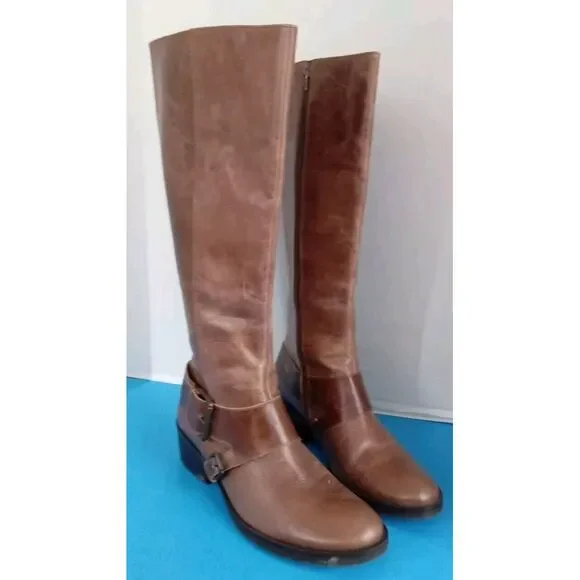 Classic Brown Leather Knee-High Riding Boots with Buckle Detail‎