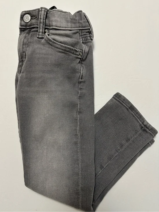 Old Navy boys 360 stretch jeans in gray. Size 5 Slim.