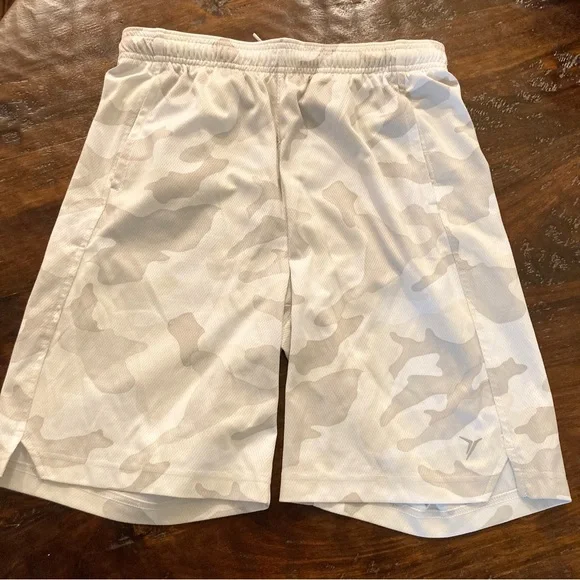 Boys Gray Camo Athletic Shorts Mesh Size Youth XL 14 - 16