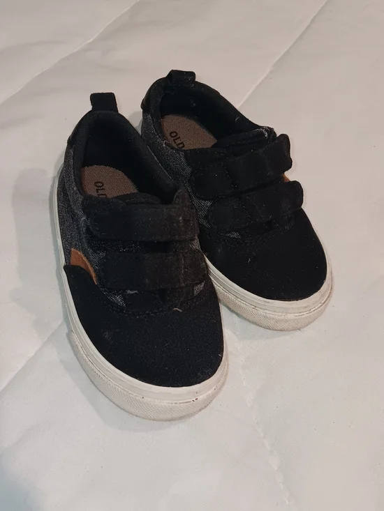 Old Navy 🍑 Black & Gray Kids Velcro Sneakers with White Sole
