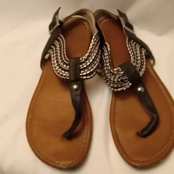 Girl's beaded thong Size 4 Sandal. Beachy, Boho, Comfortable.