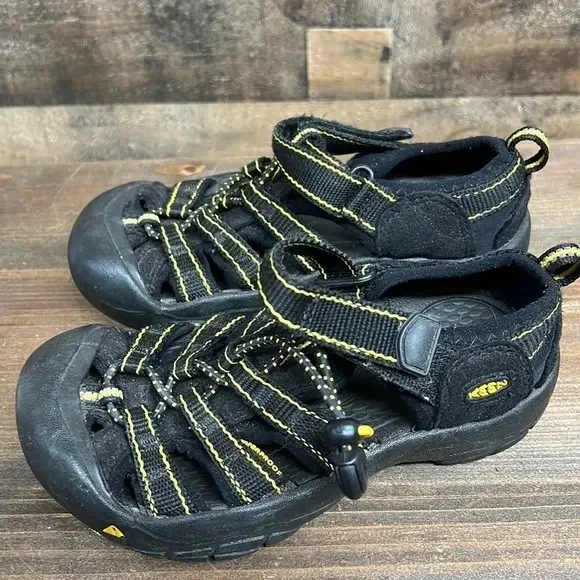 Keen black‎ and yellow waterproof outdoor sandals Kids Size 12