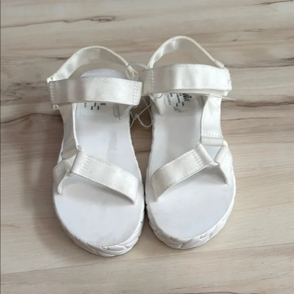 DV by Dolce Vita Zaidey Sandal in White