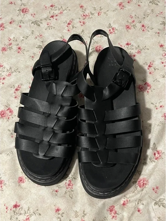 90’s style Black Strappy Sandals, Size 10