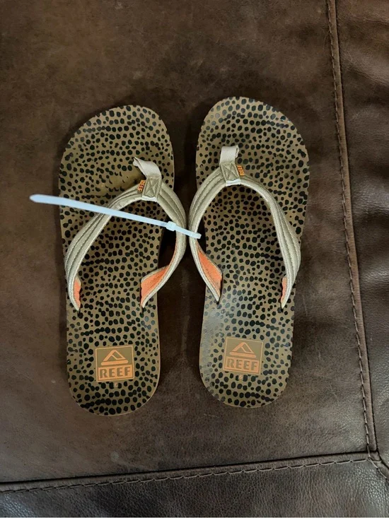 Reef Ahi Cheetah Gold Strap Flip Flops Kids‎ Size 6