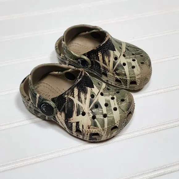 Crocs Classic Realtree Toddler Clogs Sandals Size 4 Toddler Green & Tan