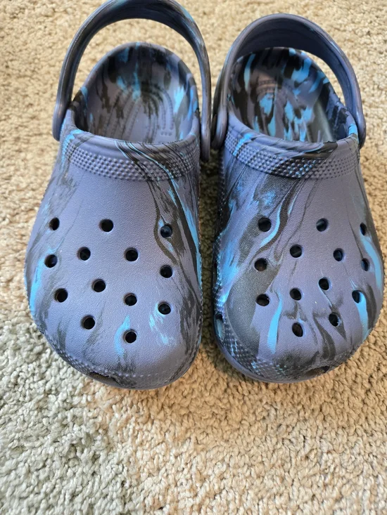 Kids Crocs Splash-Pattern Clog Sandals in Navy and Teal Size 2