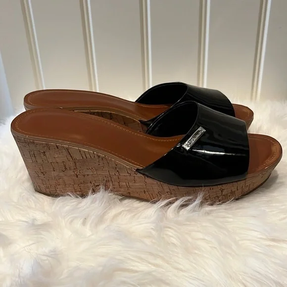 𝅺BCBG shiny black faux leather cork wedge platform slide shoes Y2K Size 9
