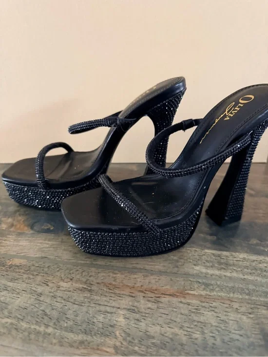 Platform Strappy High Heel Sandals in Black