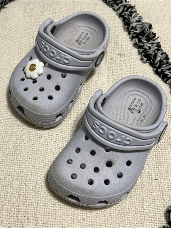 CROCS Infant Size 5 Classic Clog in Light Purple with Daisy Jibbitz